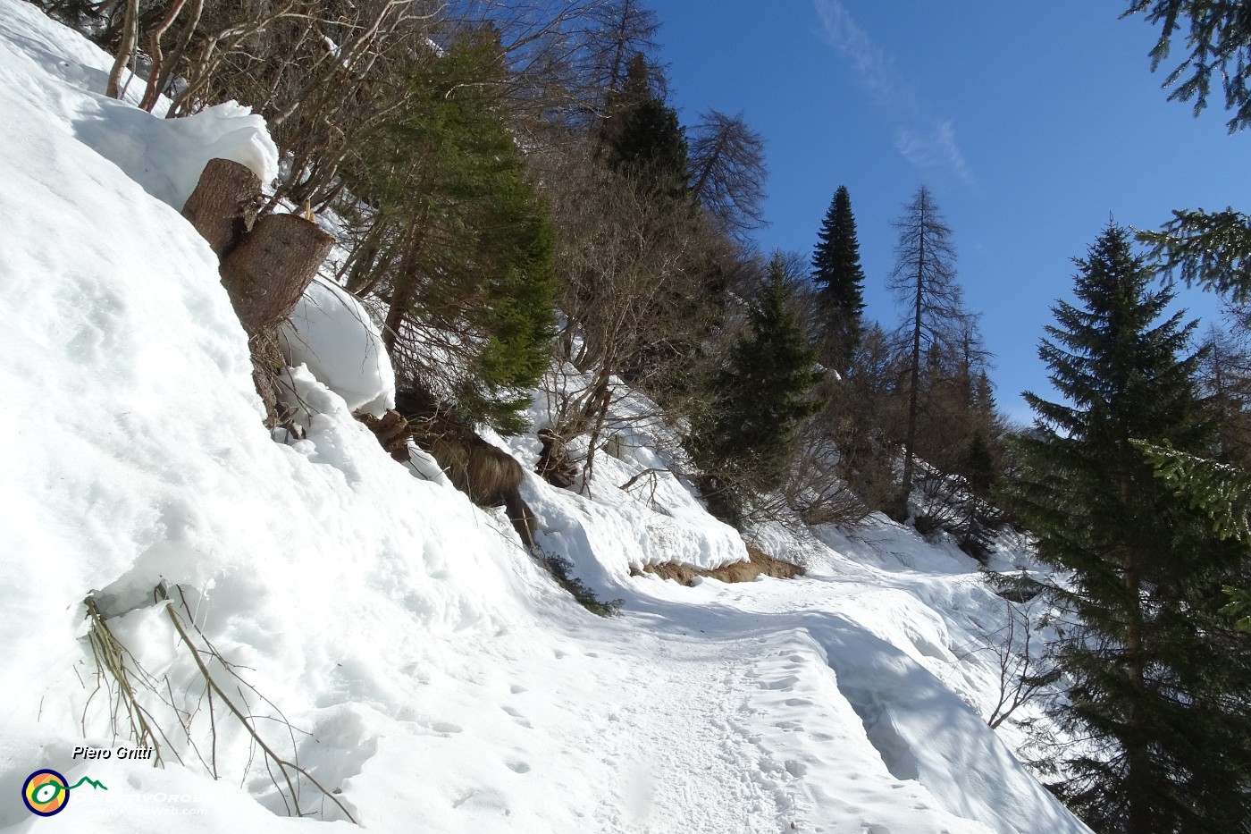 31 Il livello della neve man mano si sale aumenta.JPG